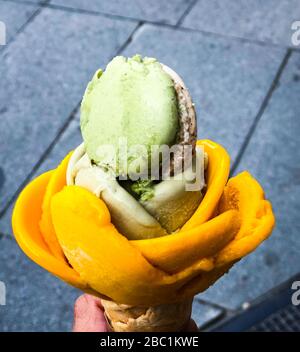 Köstliches hausgemachtes Eis mit Makronen Stockfoto