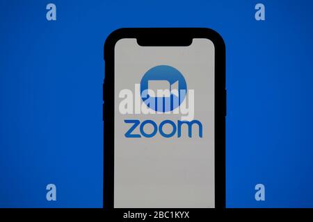 LONDON, Großbritannien - 2. April 2020: Symbol der beliebten Videokonferenz-App "Zoom" auf einem Mobilgerät Stockfoto