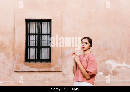 Porträt von Teenager-Mädchen trägt rosa Bluse Stockfoto