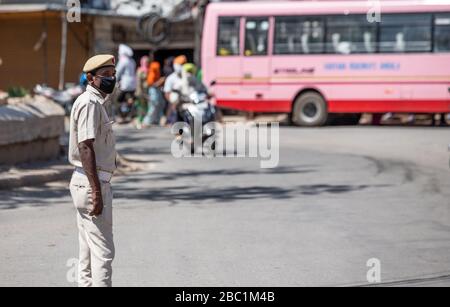 April 2020, Ambala Haryana, INDIEN, Polizei kontrolliert die Curfew oder sperrt die Straße über Barrikade ab. Zur Vermeidung von Social Gathering und M Stockfoto