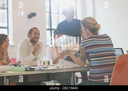 Architekten untersuchen Modell in Konferenzraumbesprechung Stockfoto