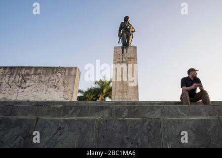 Touristen ruhen am Che Guevara Mausoleum, Santa Clara, Kuba Stockfoto