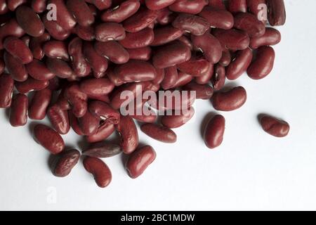 Rote Bohnen auf weißem Hintergrund Nahaufnahme isoliert Stockfoto