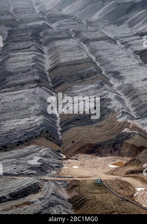 Deutschland, Nordrhein-Westfalen, Hambach, Hochwinkelansicht der Braunkohletagebau-Überdeckung Stockfoto