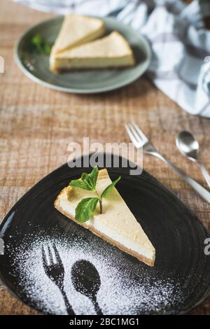 Teller mit hausgemachtem Käsekuchen mit Tahini Stockfoto