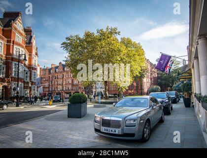 MAYFAIR, LONDON - teure Luxusautos, die vor dem 5-Sterne-Hotel Connaught von Mayfair geparkt wurden Stockfoto