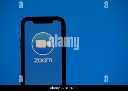 LONDON, Großbritannien - 2. April 2020: Symbol der beliebten Videokonferenz-App "Zoom" auf einem Mobilgerät Stockfoto