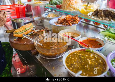 Berühmtes vietnamesisches Sandwich - Banh Mi beim Straßennahrungsmittelanbieter Stockfoto