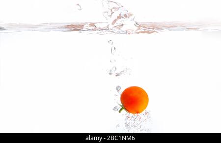 Frische rote Tomaten in Spritzer Wasser Stockfoto