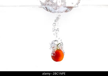 Frische rote Tomaten in Spritzer Wasser Stockfoto