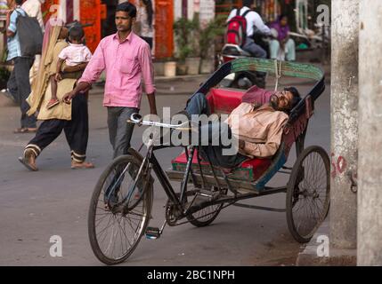 Fahrer schläft auf seinem Zyklus in Old Delhi, Indien Stockfoto