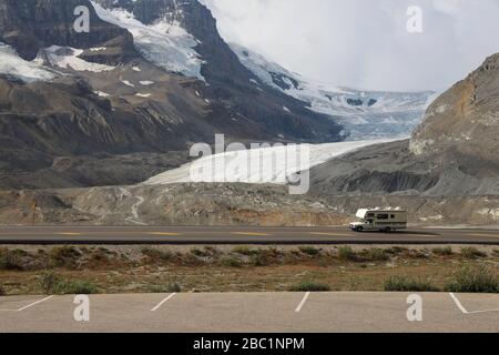 Der Athabasca-Gletscher ist einer der sechs wichtigsten "Zehen" des Columbia Icefield Stockfoto