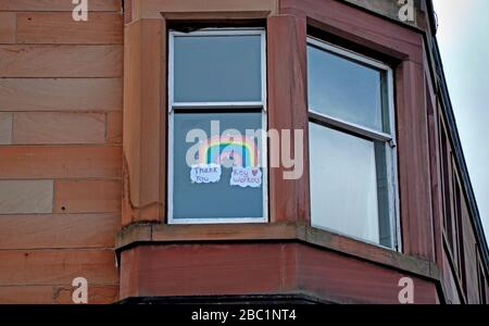 Portobello, Edinburgh, Schottland, Großbritannien. April 2020. Bemaltes Regenbogenschild in einem Fenster aus Sandstein, das sich an der Strandpromenade befindet, mit der Meldung "vielen Dank an die wichtigsten Mitarbeiter" Stockfoto