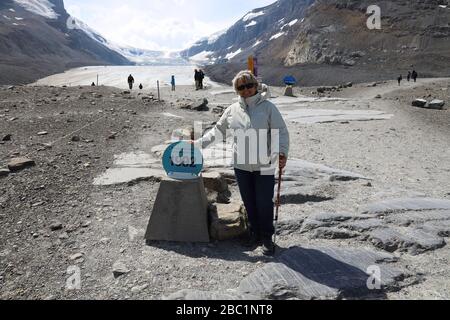 Der Athabasca-Gletscher ist einer der sechs wichtigsten "Zehen" des Columbia Icefield Stockfoto