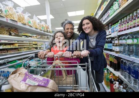 Fröhliche Multigenerationspassaden von Frauen im Supermarkt Stockfoto