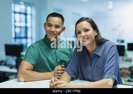 Portrait selbstbewusster, lächelnder Geschäftsmann und Geschäftsfrau Stockfoto