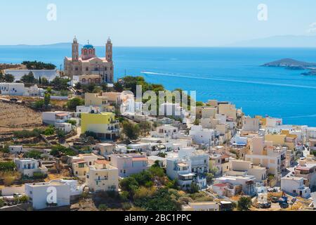 Panoramablick auf die Stadt Ermoupoli auf Syros Island in den Kykladen, Griechenland. Blick auf die farbenfrohen Häuser, den Hafen und die Kirche des orthodoxen Anastaseos Stockfoto