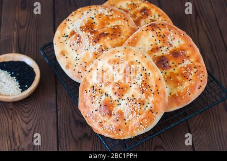 Ramadan pidesi traditionelles türkisches Fladenbrot mit Nigella oder Sesamsamen. Wird normalerweise während des Heiligen Ramadan-Monats gebacken. Stockfoto