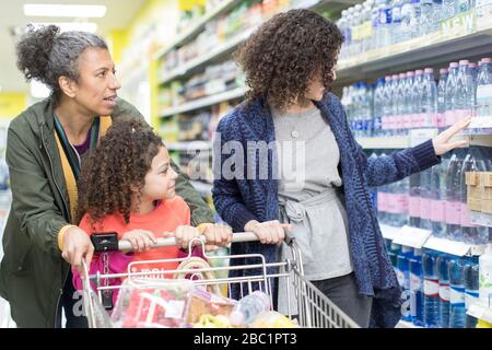 Lebensmittelgeschäfte in mehreren Generationen im Supermarkt Stockfoto