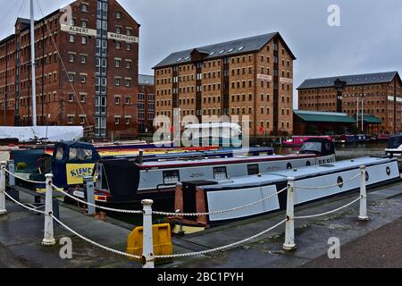 Albert Warehouse & Britannia Warehouse blicken auf den inneren Hafen von Gloucester Docks. Colouful Wohnkanal-Boote an Anlegestellen. Stockfoto