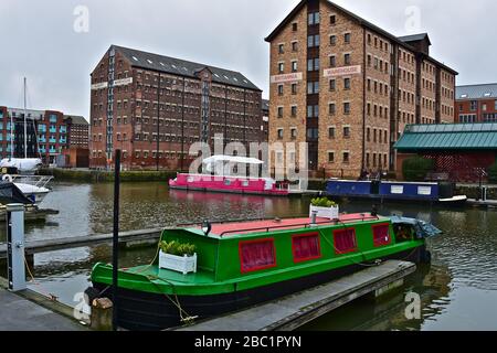 Albert Warehouse & Britannia Warehouse blicken auf den inneren Hafen von Gloucester Docks. Colouful Wohnkanal-Boote an Anlegestellen. Stockfoto