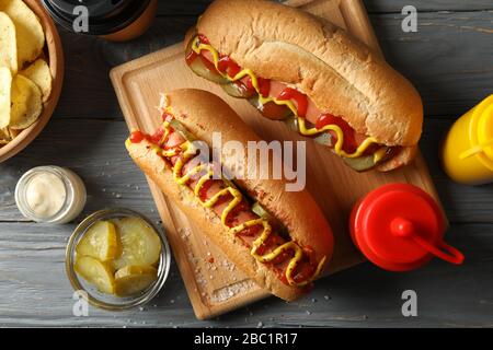 Komposition mit leckeren Hot Dogs auf Holzgrund, Draufsicht Stockfoto