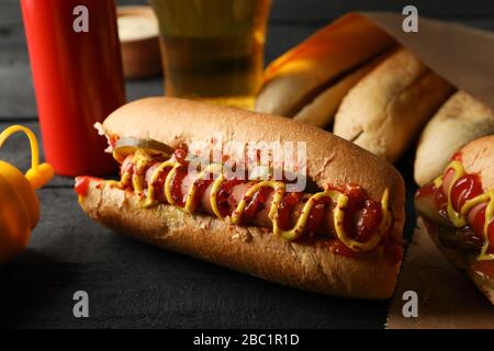 Komposition mit leckeren Hot Dogs auf Holzgrund Stockfoto