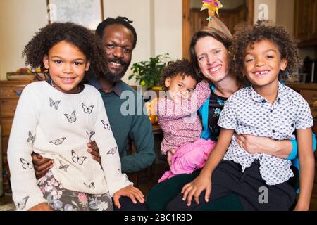 Portrait glückliche multiethnische Familie Stockfoto