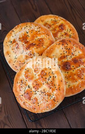 Ramadan pidesi traditionelles türkisches Fladenbrot mit Nigella oder Sesamsamen. Wird normalerweise während des Heiligen Ramadan-Monats gebacken. Stockfoto