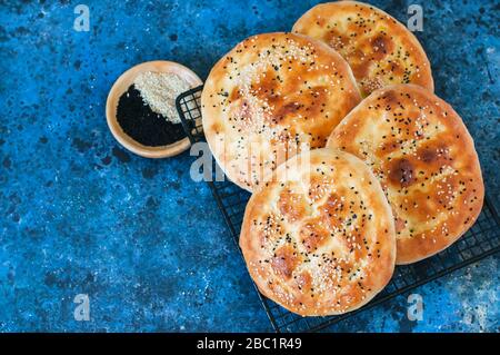 Ramadan pidesi traditionelles türkisches Fladenbrot mit Nigella oder Sesamsamen. Wird normalerweise während des Heiligen Ramadan-Monats gebacken. Stockfoto