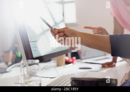 Architekten, die am Computer im Büro Stockfoto