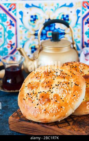 Ramadan pidesi traditionelles türkisches Fladenbrot mit Nigella oder Sesamsamen. Wird normalerweise während des Heiligen Ramadan-Monats gebacken. Stockfoto