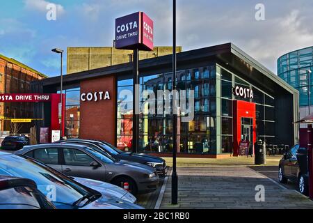 Ein neu erledigtes Café in Costa Coffee und ein Drive Thru Shop, am Rande des neu erschlossenen Bereichs Gloucester Quays der Docks. Stockfoto