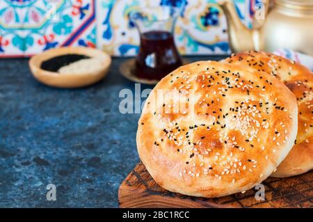 Ramadan pidesi traditionelles türkisches Fladenbrot mit Nigella oder Sesamsamen. Wird normalerweise während des Heiligen Ramadan-Monats gebacken. Stockfoto