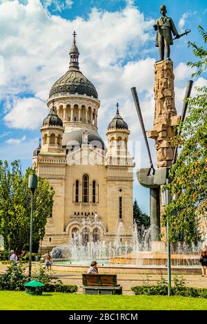 Park mit der Statue von Avram Iancu und dahinter die Kathedrale der orthodoxen Himmelfahrt. Piata Avram Iancu, Cluj-Napoca, Rumänien. Juni 2017. Stockfoto