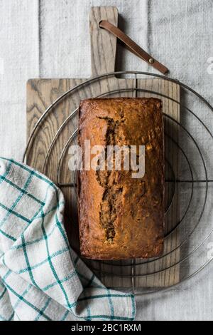 Frisches Bananenbrot aus Vollweizen auf einem Kühlregal. Stockfoto