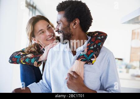 Zärtlich viele Generationen umarmende Paare Stockfoto