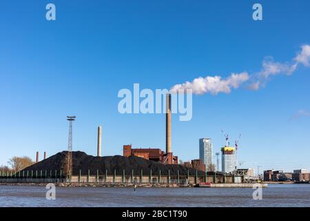 Hanasaari-Kraftwerk hinter dem Kohlestapel in Helsinki, Finnland Stockfoto