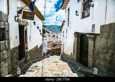 Cusco, Peru- 9. Januar 2019: Nicht identifizierte Menschen auf der Straße von Cusco, Peru. Die gesamte Stadt Cusco wurde 1983 zum UNESCO-Weltkulturerbe ernannt. Stockfoto