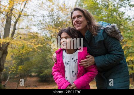 Neugierige Mutter und Tochter im Herbstwald Stockfoto