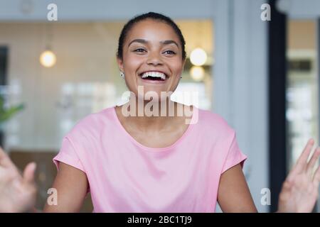 Porträt lächelnde, begeisterte Geschäftsfrau gestürft Stockfoto