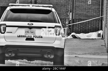 VEREINIGTE STAATEN - 3-31-2020: Die Polizei von Leesburg steht einem Körper eines Obdachlosen vor, der über Nacht starb. Sein Freund, der ihn gefunden hat, sagte, er sei krank gewesen Stockfoto