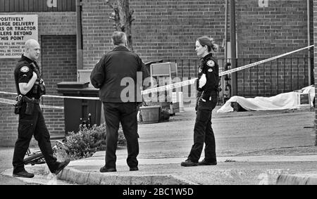 VEREINIGTE STAATEN - 3-31-2020: Die Polizei von Leesburg steht einem Körper eines Obdachlosen vor, der über Nacht starb. Sein Freund, der ihn gefunden hat, sagte, er sei krank gewesen Stockfoto