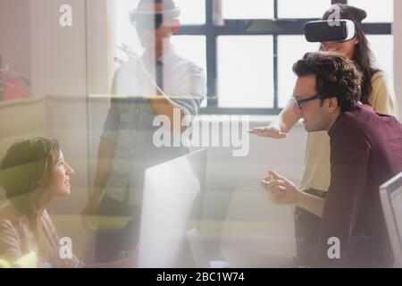 Computer Programmierer testen Virtual reality Simulator Gläser im Büro Stockfoto