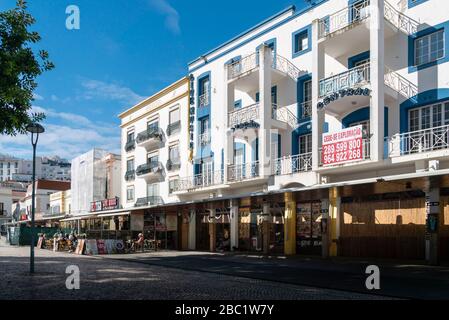 Bars und Cafés am Hauptplatz in der Altstadt von Albufeira, Algarve, Portugal Stockfoto