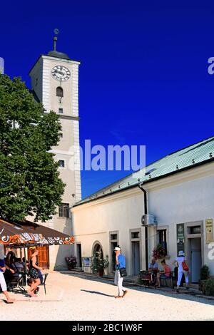 CASTA, SLOWAKEI - 31. AUGUST 2019: Uhrturm der Burg Cerveny kamen aus rotem Stein Stockfoto
