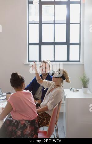 Computer Programmierer testen Virtual reality Simulator Gläser im Büro Stockfoto