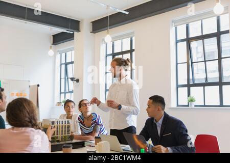 Männlicher Architekt leitet Konferenzraum-Meeting Stockfoto