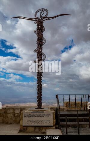 Der brazende Serpent auf dem Berg Nebo, neben der Moses-Gedenkbasilika, Königreich Jordanien, Blick auf die gelobten Länder, Israel. Bewölkt Winternachmittagshimmel. Stockfoto