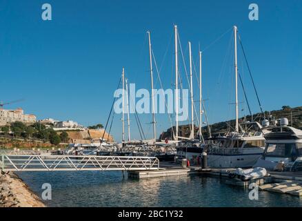 Boote in der Marina in Albufeira, Algarve, Portugal Stockfoto